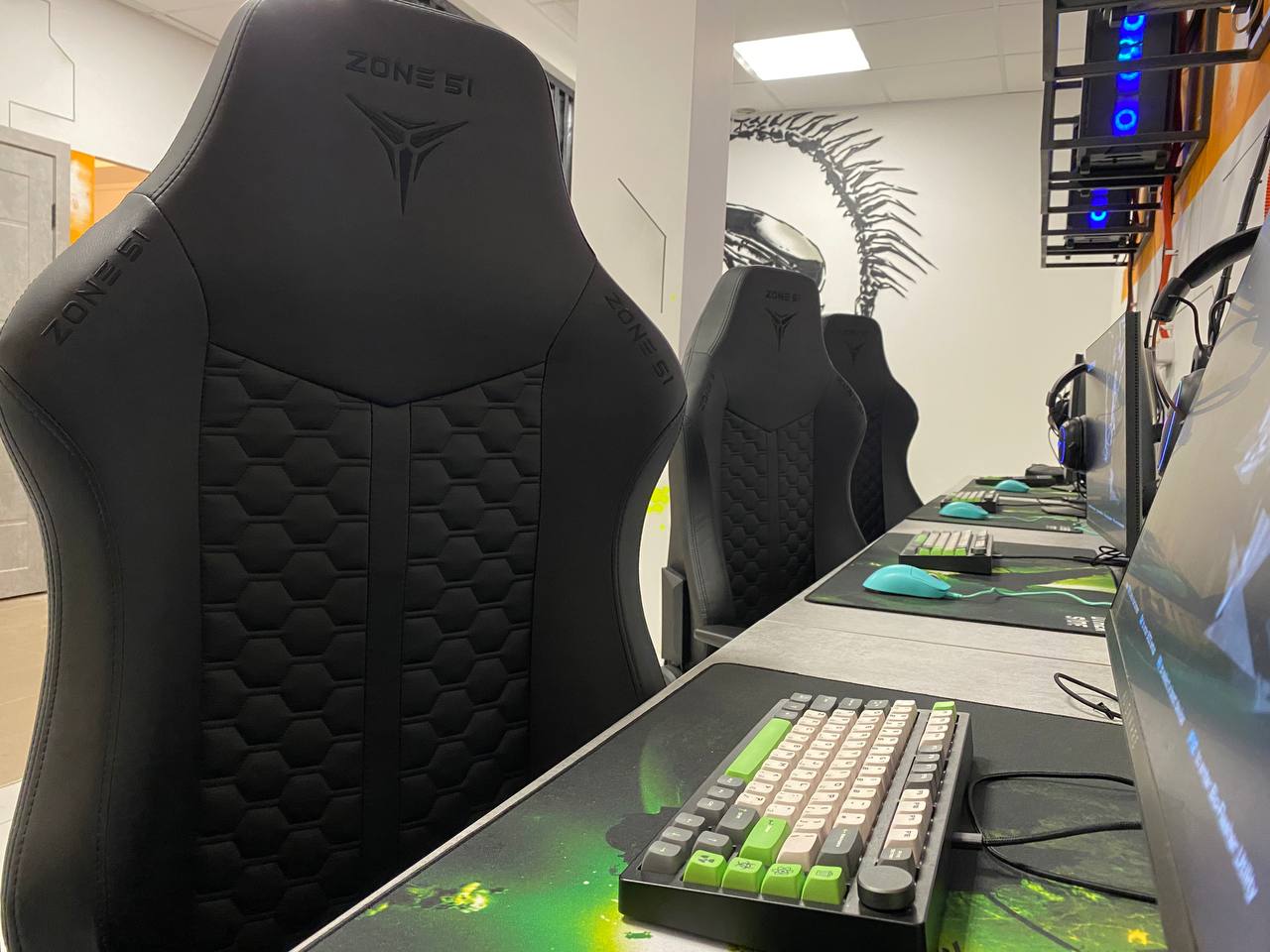 аксессуары и кресла для геймеров