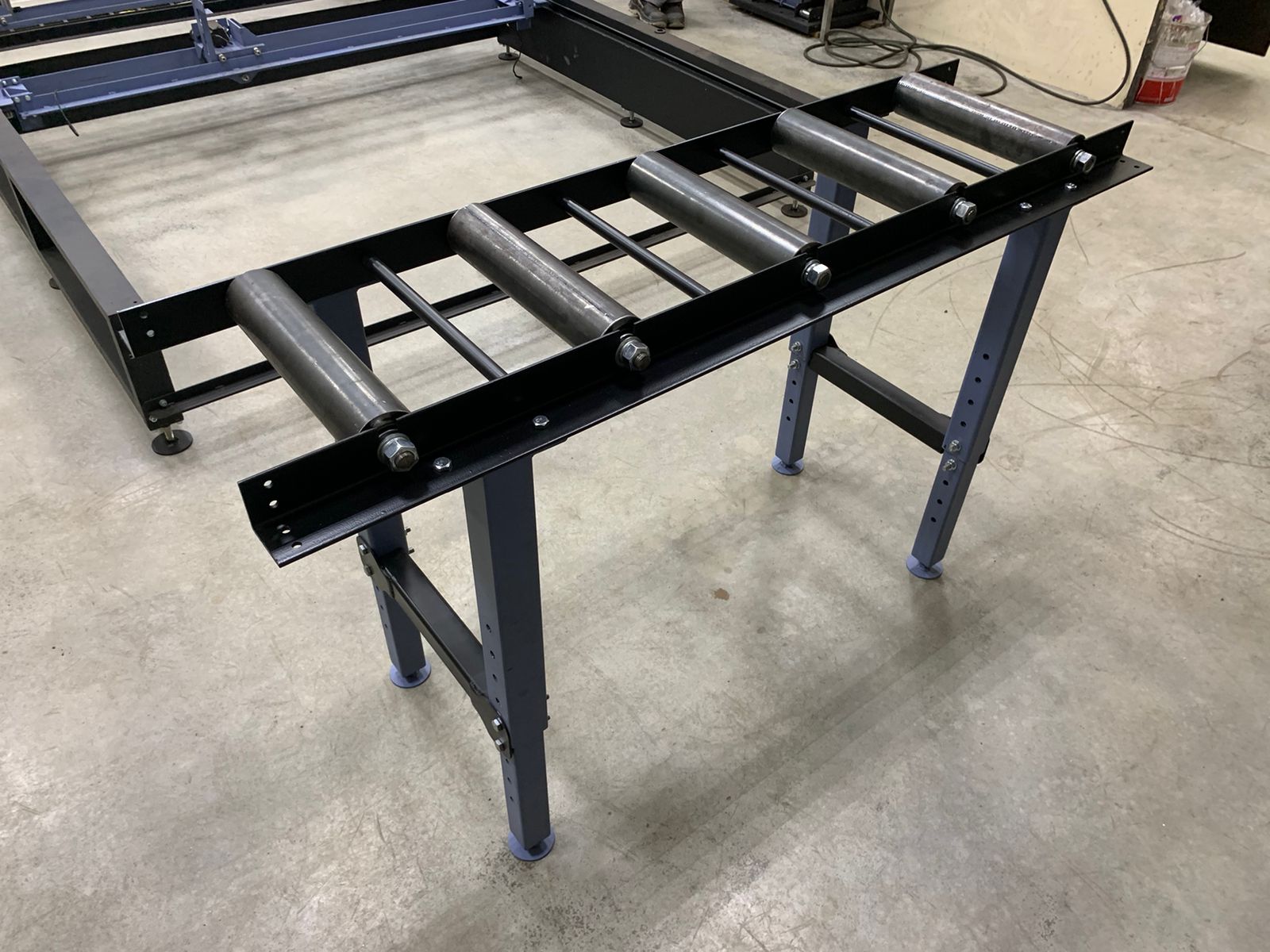 Рольганг для ленточной пилы является неотъемлемой частью процесса обработки древесины. Он играет важную роль в обеспечении безопасности и эффективности работы с ленточной пилой. Рольганг - это специальное устройство, которое поддерживает и направляет длин