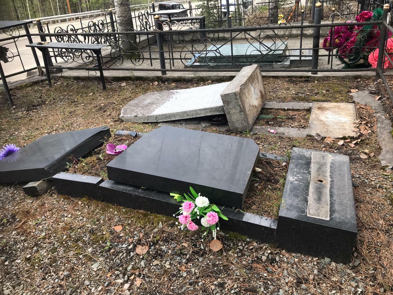 Разбивание памятников на кладбище