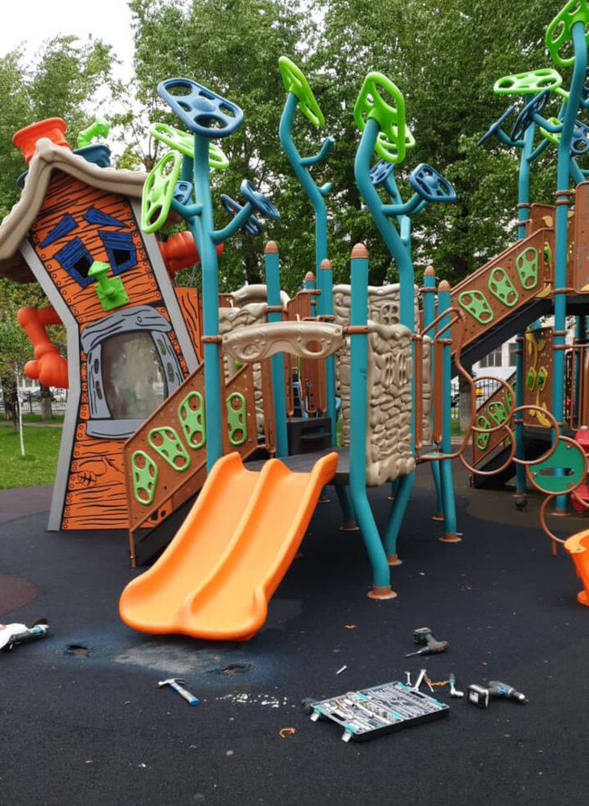 Новая отремонтированная двойная горка