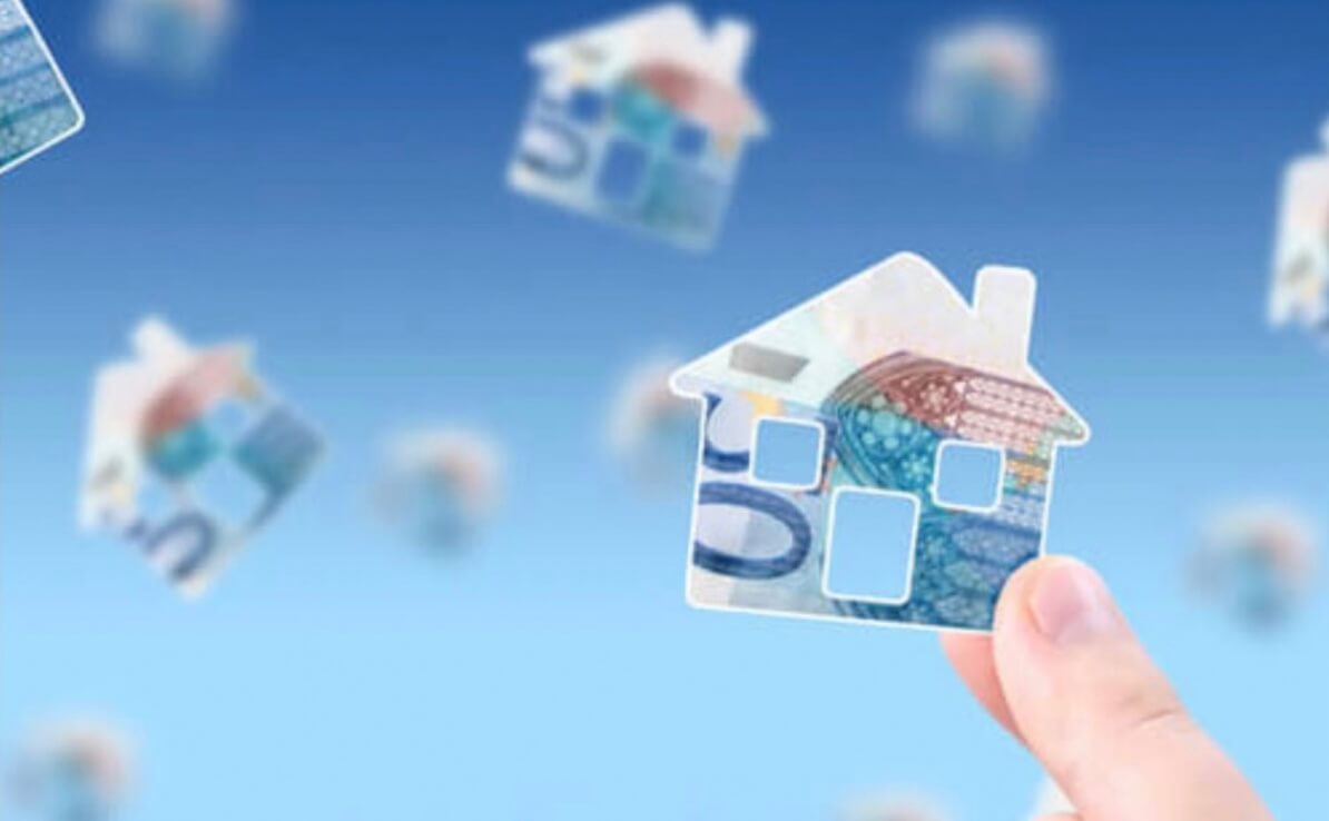 Евро в голубой купюре в форме домика который на руке у человека