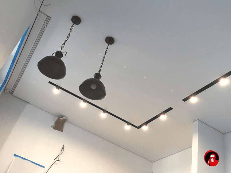 Трек встроен в плоскость натяжного потолка.