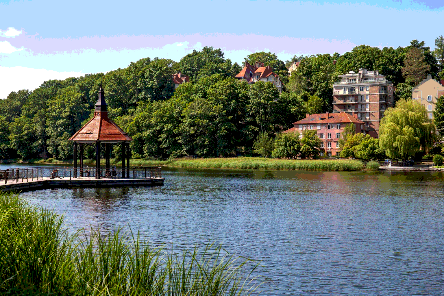 Озеро Тихое в Светлогорске: пирс и сосновый парк