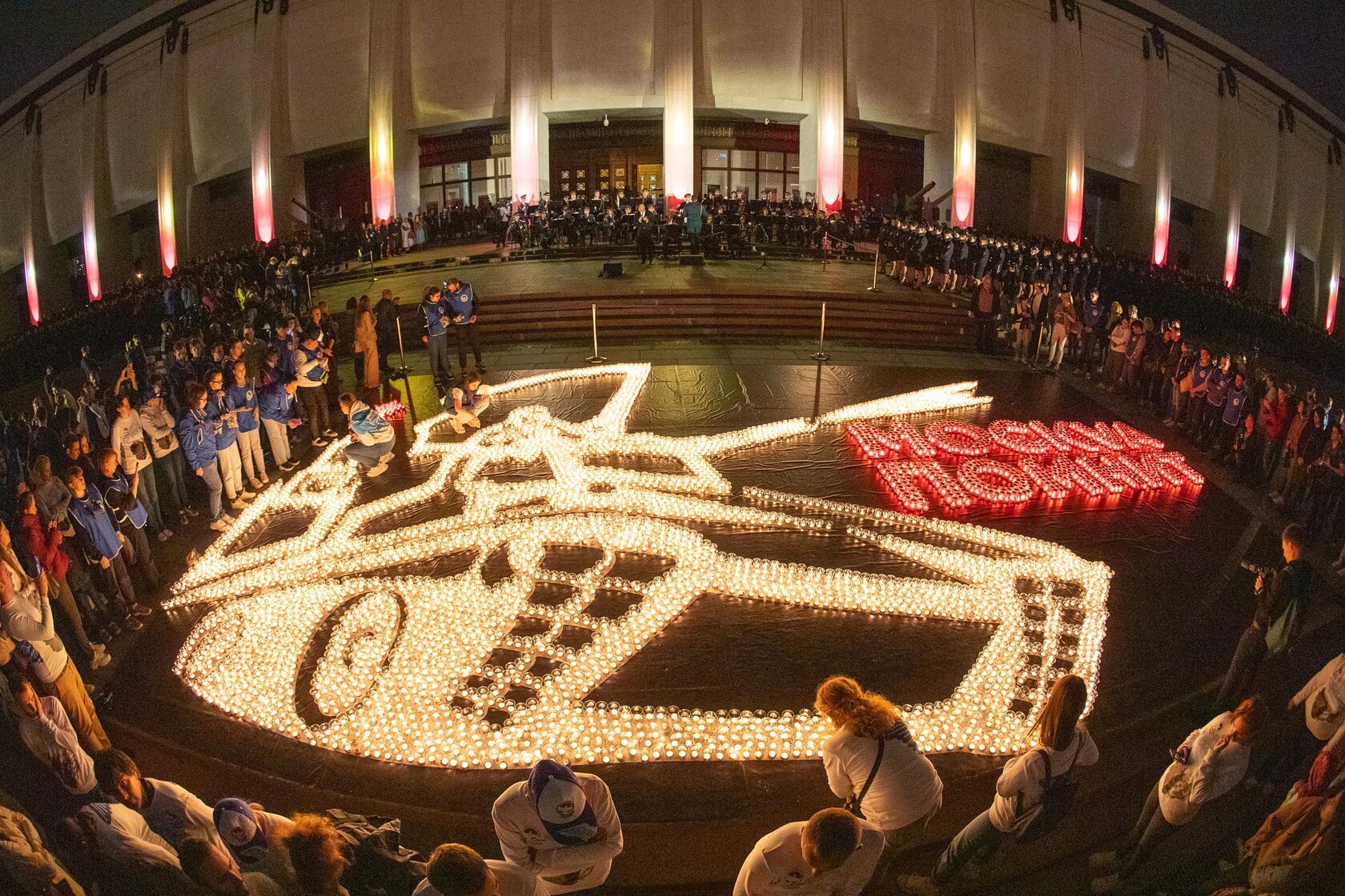 Единая россия и волонтёры победы провели акции огненные картины войны и свеча памяти в москве