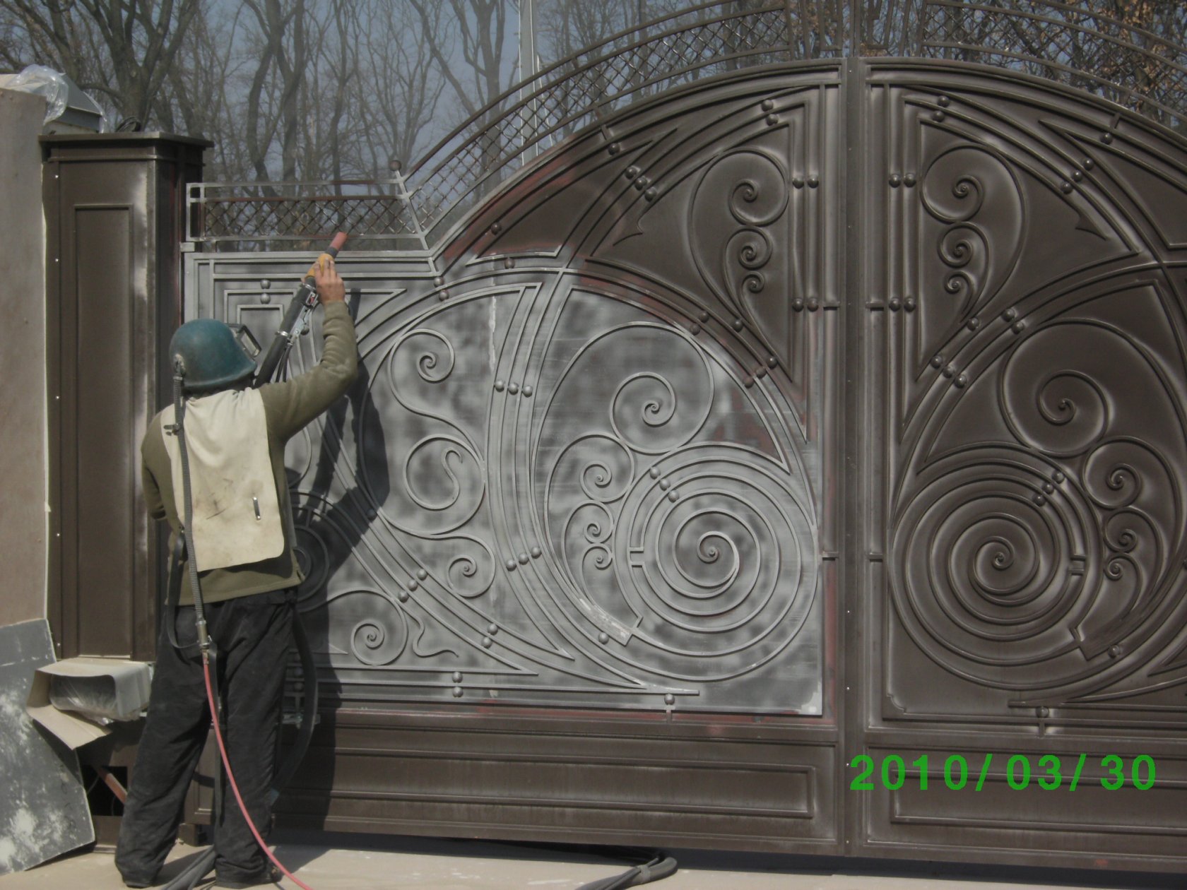 Краска для ворот железных. Покрасить ворота. Пескоструйная обработка ворот. Пескоструй ворот. Крашеные железные ворота.