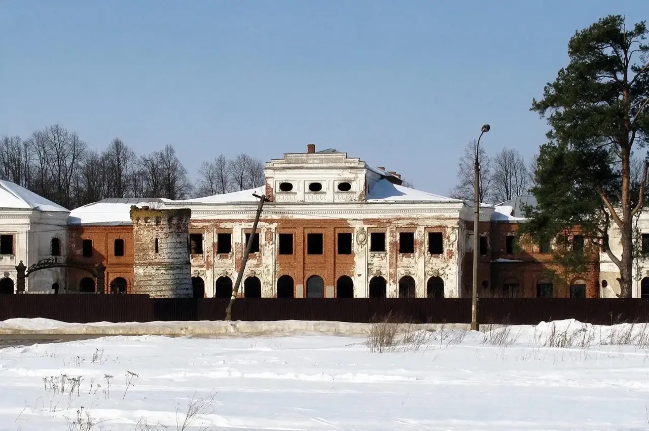 Главный фасад дворца — исторический вид