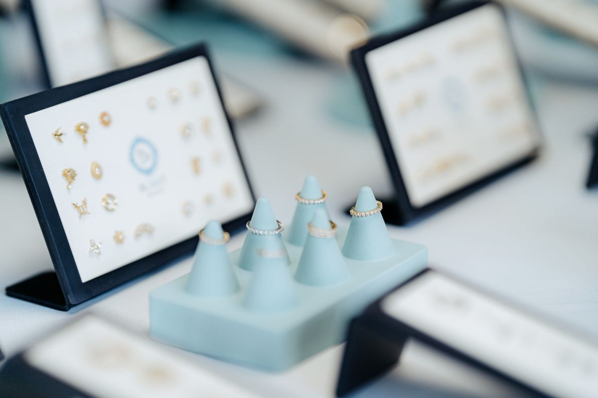 BLAKIT JEWELRY — стенд украшений