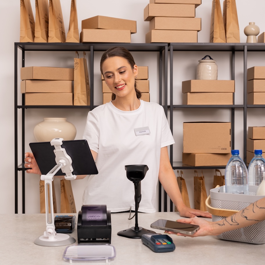 Кассир с планшетом на кассовой зоне — Фланг Ретейл