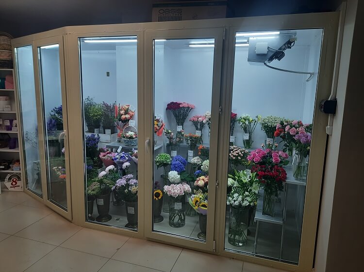 Окна для цветочных витрин и холодильных камер в Москве