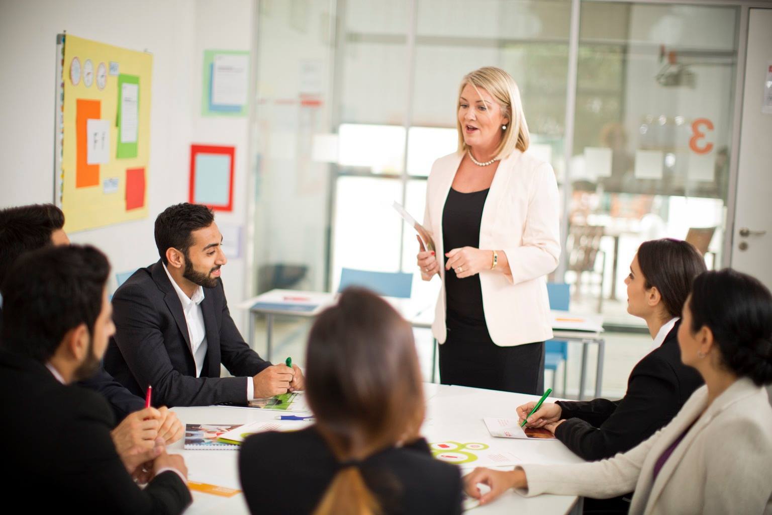 корпоративный английский в офисе, обучение команд, бизнес английский, курсы для сотрудников