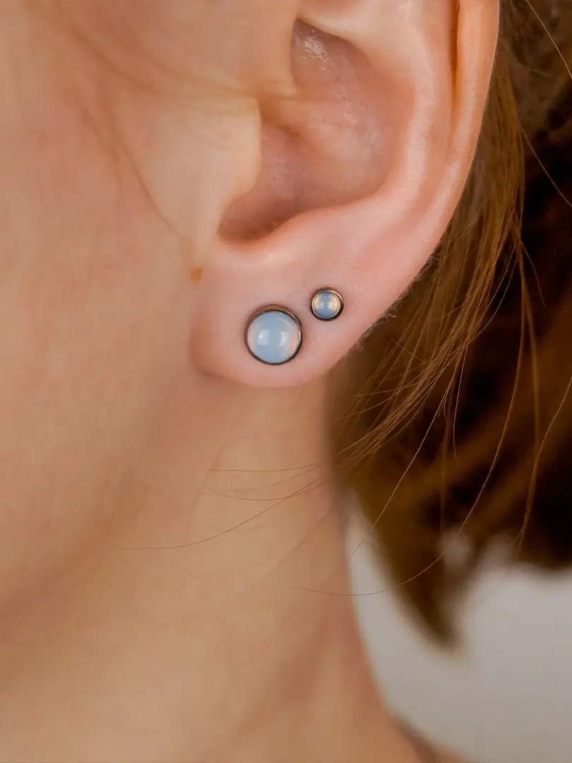 Пирсинг мочки уха с украшением