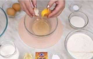 Приготовление панкейков на молоке на сковороде: шаг 1