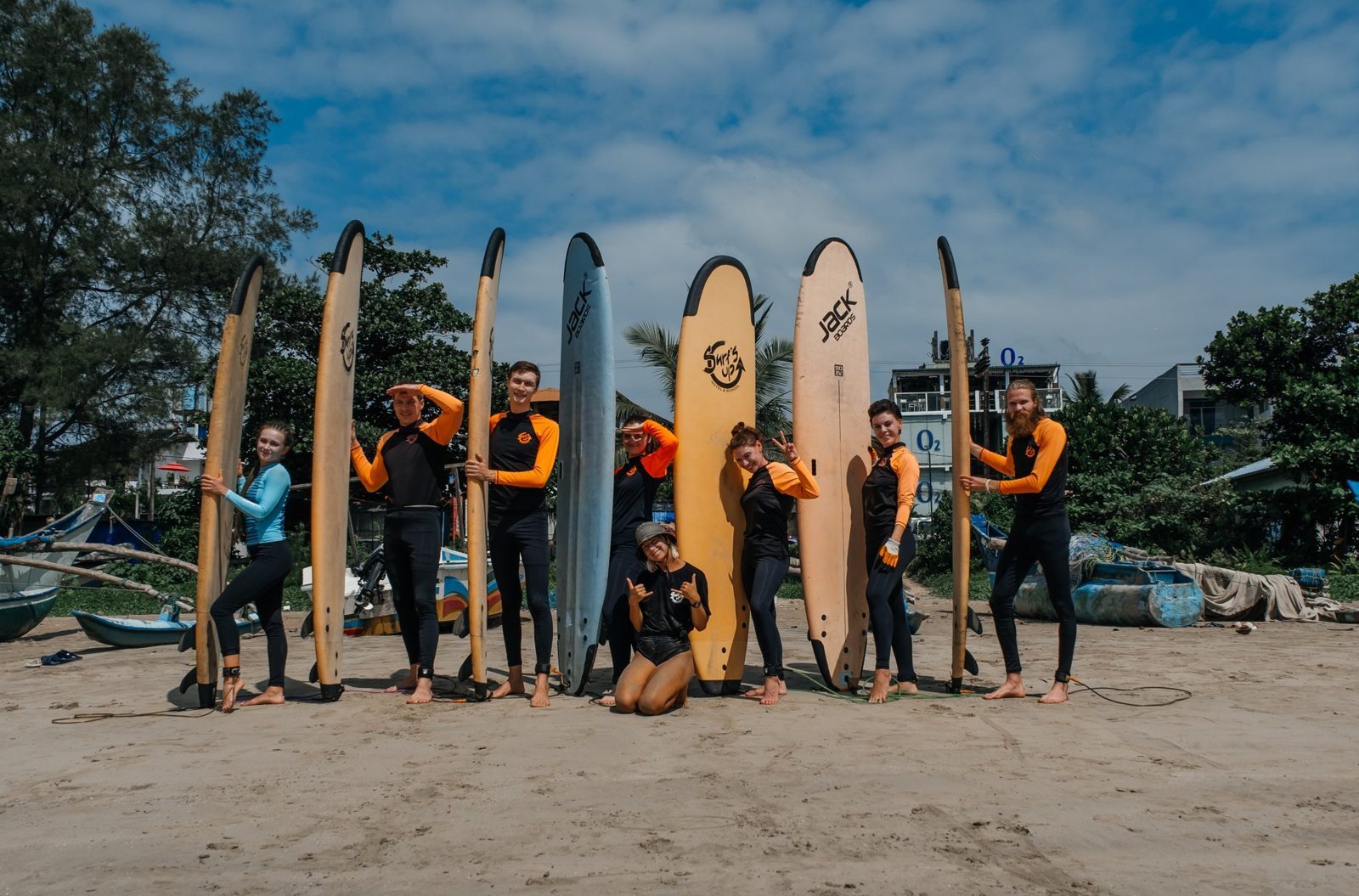 Группа Surf's Up с досками на пляже