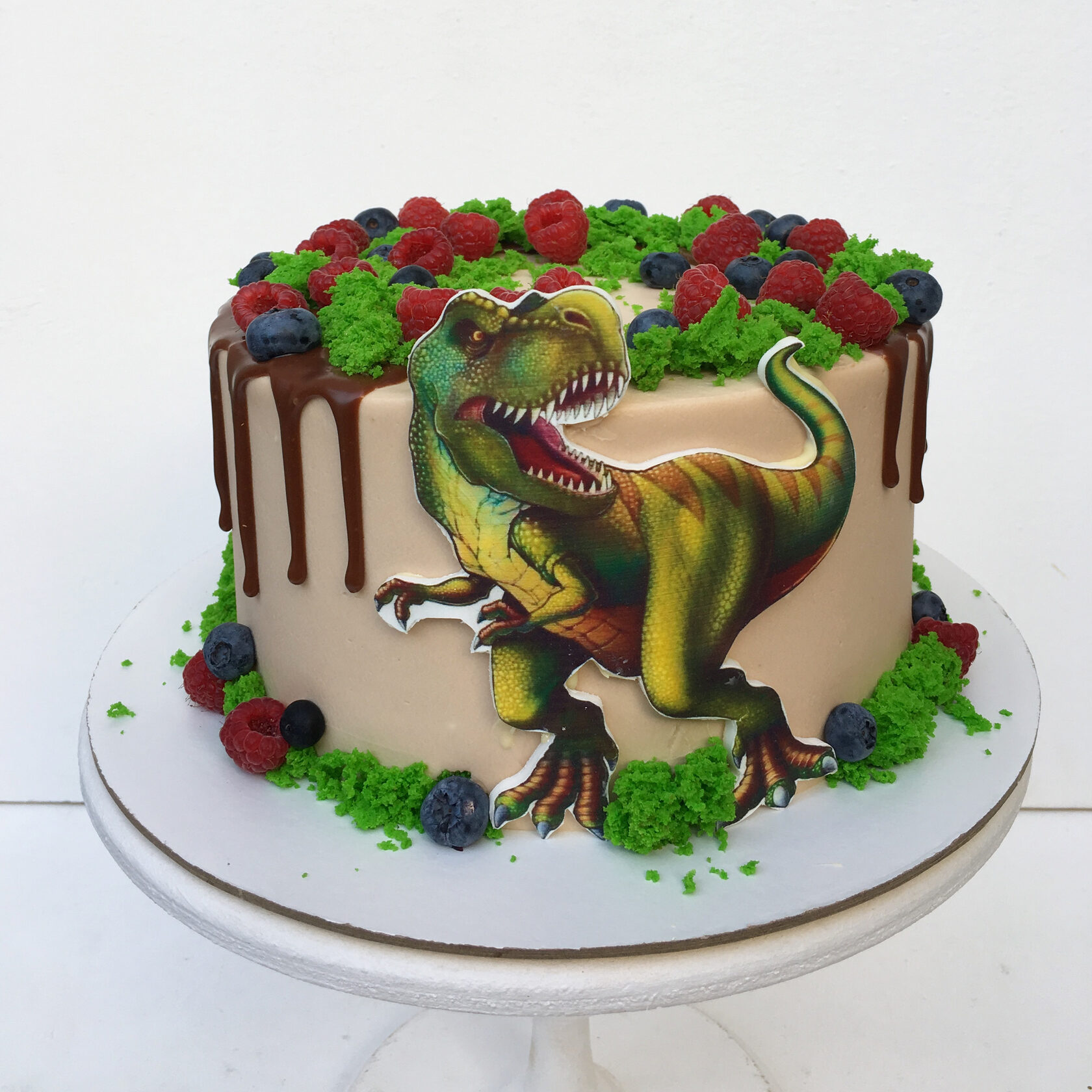 Торт на заказ симферополь. Тортик с динозаврами. Торт с динозаврами для мальчика. Торт с динозаврами для мальчика 3 года. Торт с динозаврами без мастики.
