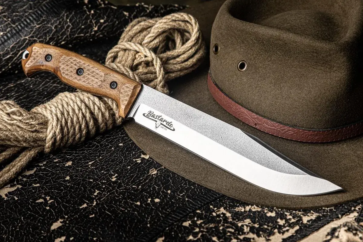 Bastardo 420HC with walnut handle and leather sheath