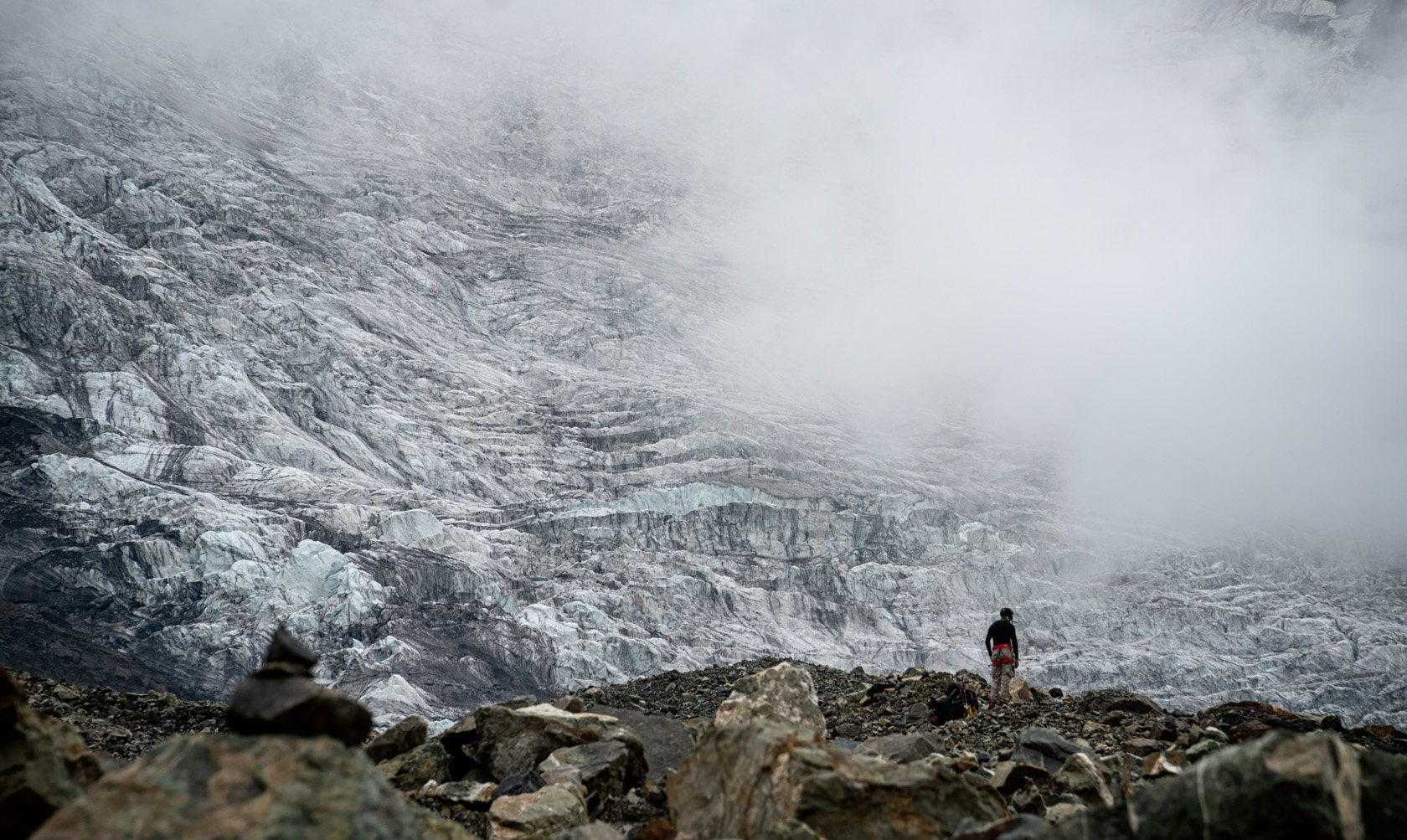 Гора Казбек с севера. Ледник Майли на подходах к горе Казбек. Альпинист стоит на фоне ледника Майли. Фотограф Севальнев Ян.