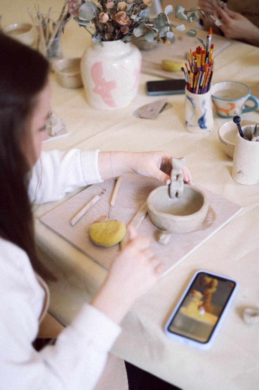 Гости лепят изделия руками на корпоративном мероприятии