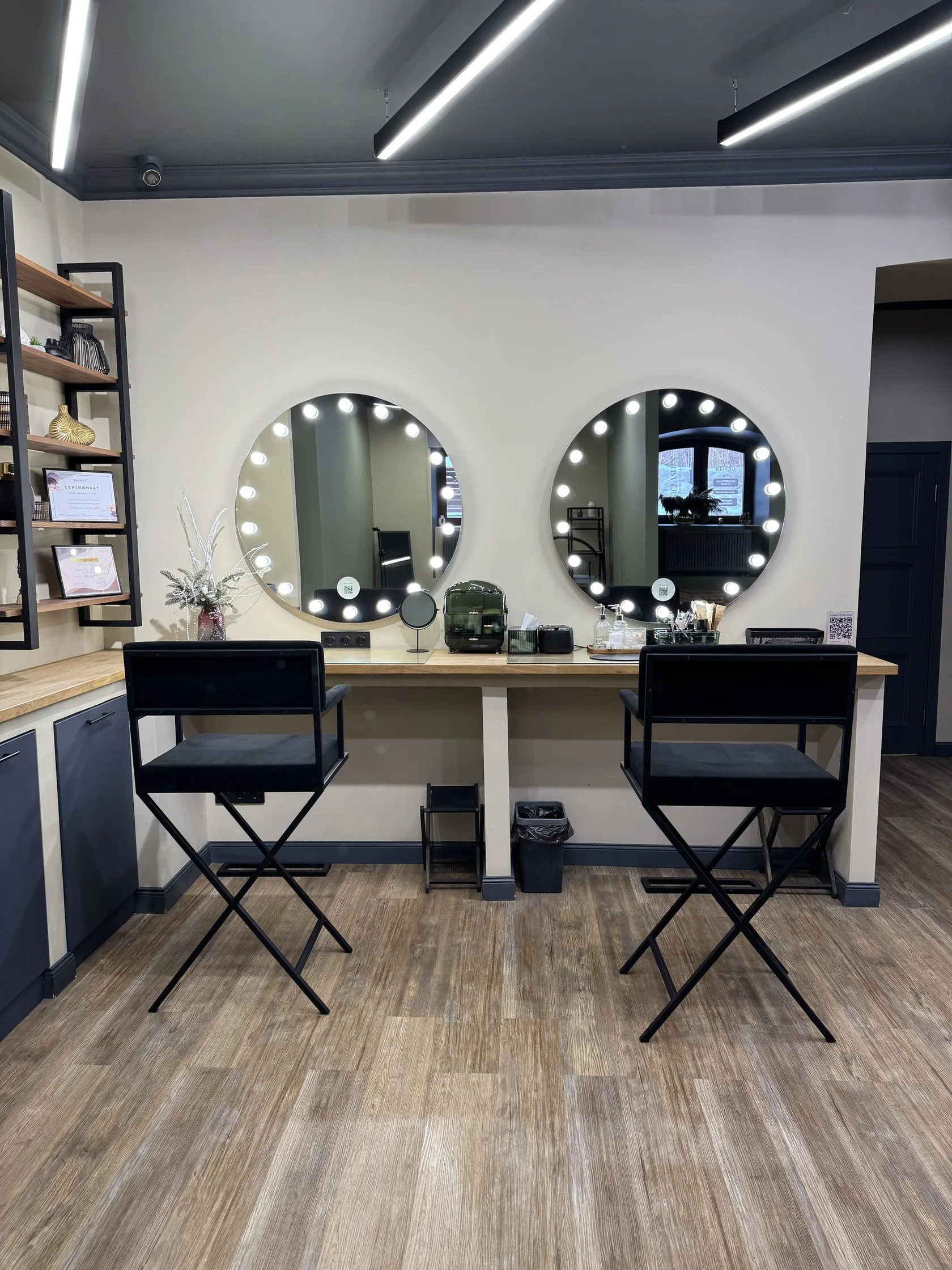 Рабочая зона бровистов в студии MagicLashes на Сухаревской