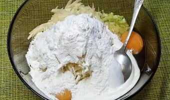 Приготовление запеканки из кабачков и картофеля в духовке: шаг 8