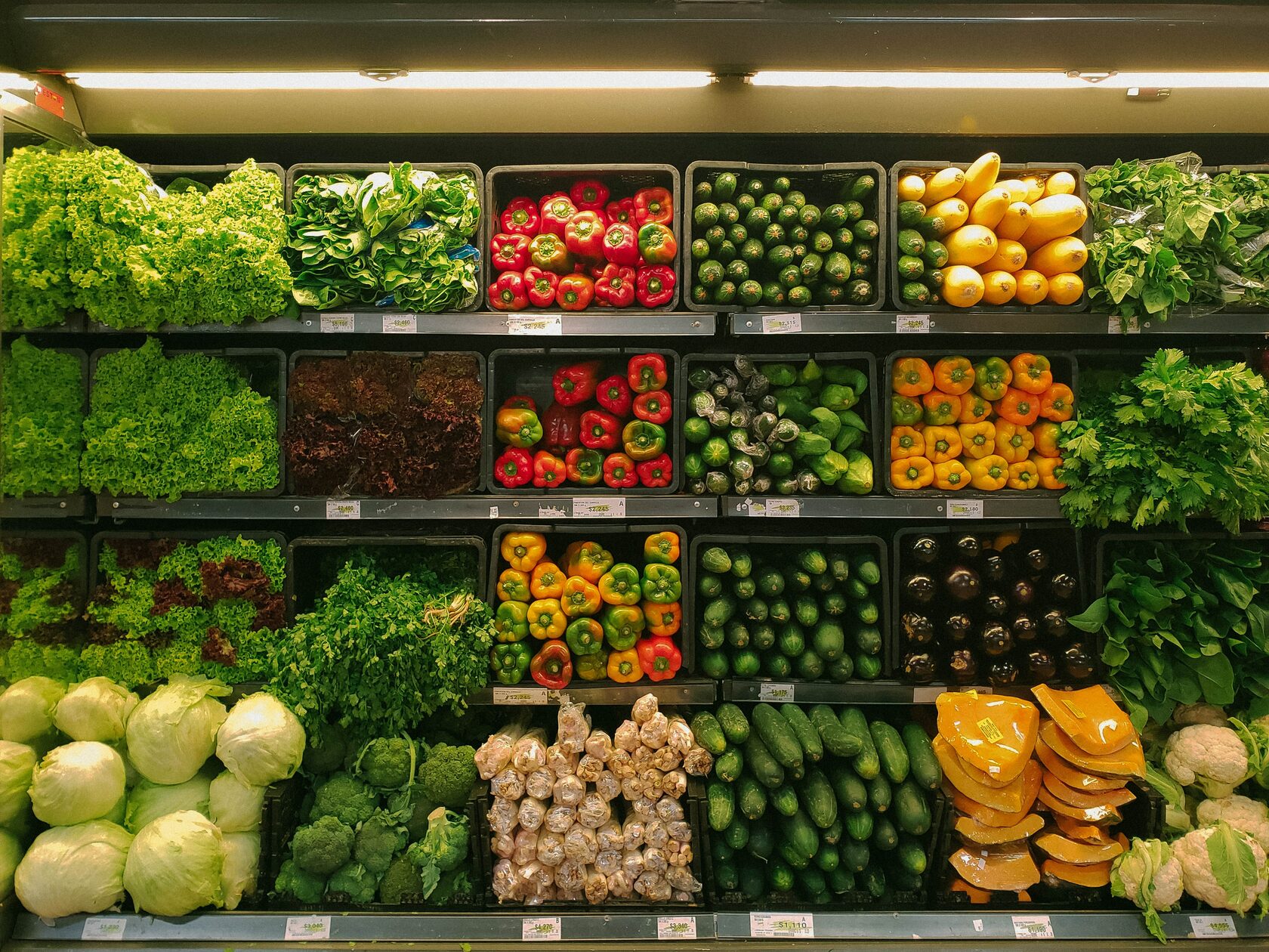 Просроченные продукты в торговой сети перед утилизацией