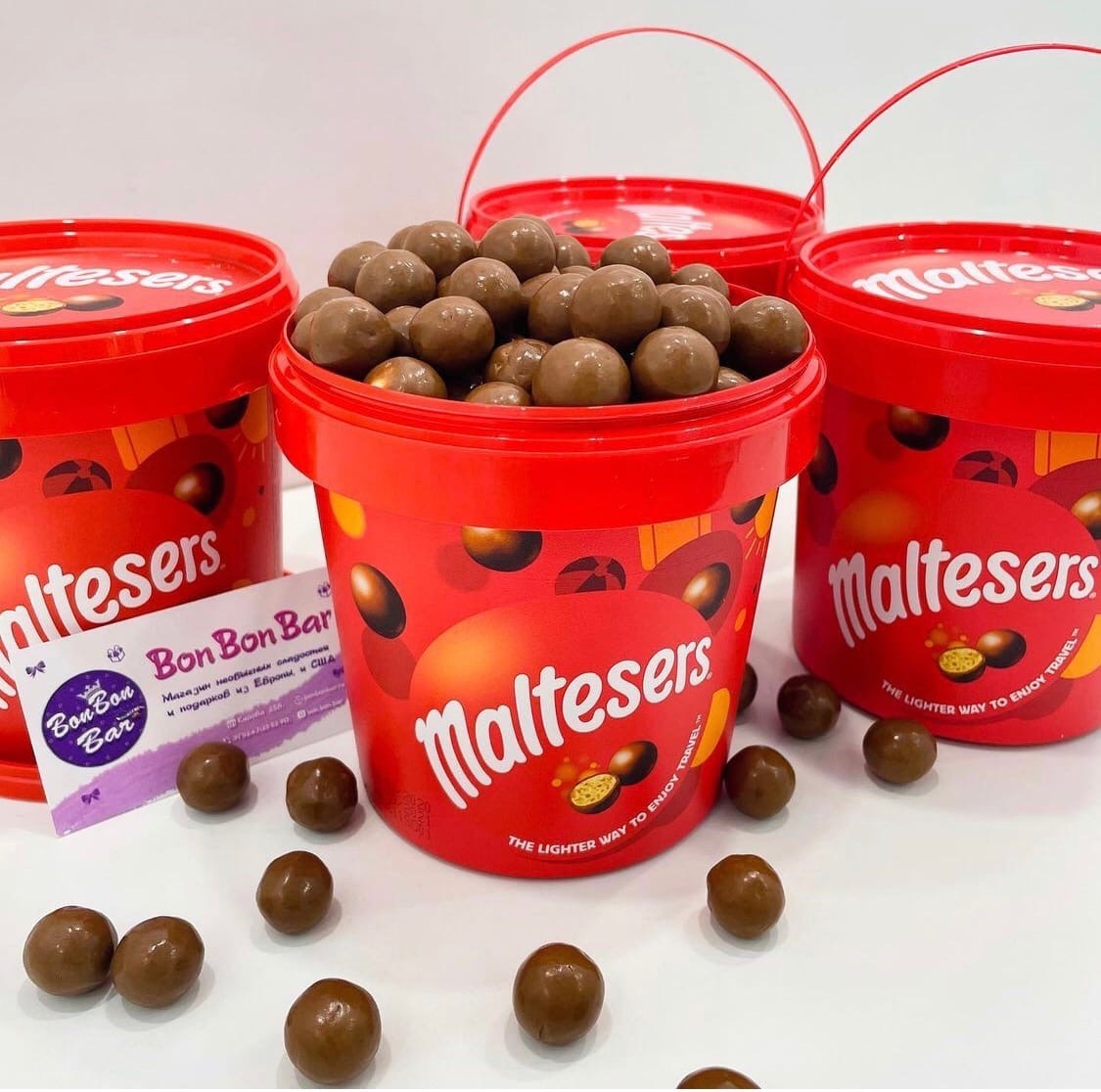 Шоколадные шарики в красной упаковке Maltesers