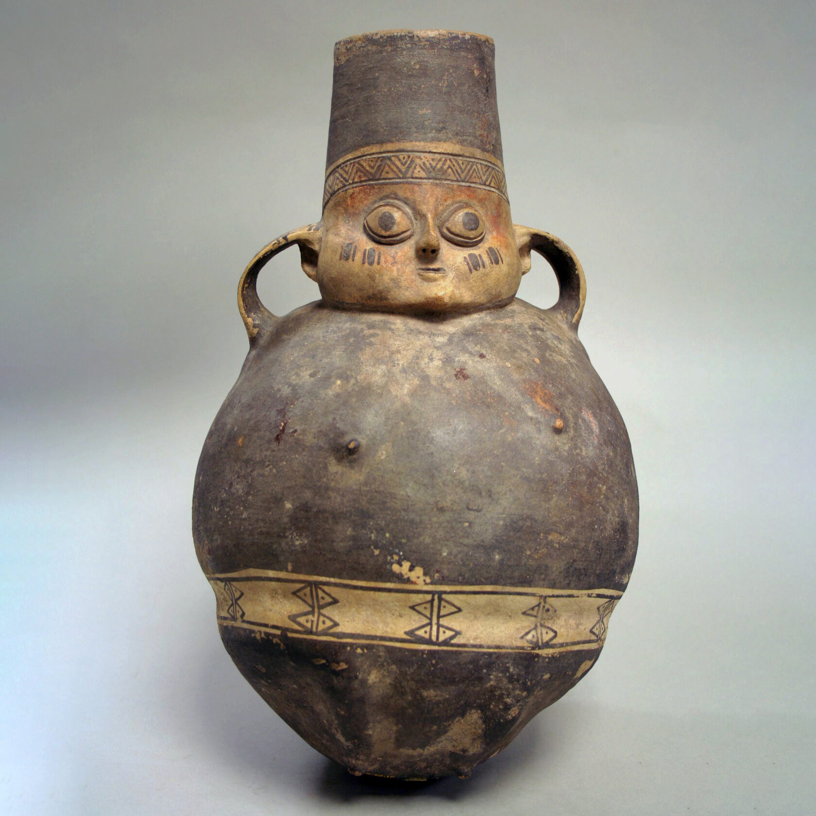 Фигурная бутыль, культура Чанкай (XII-XIV вв. н.э.). Коллекция The Metropolitan Museum of Art.