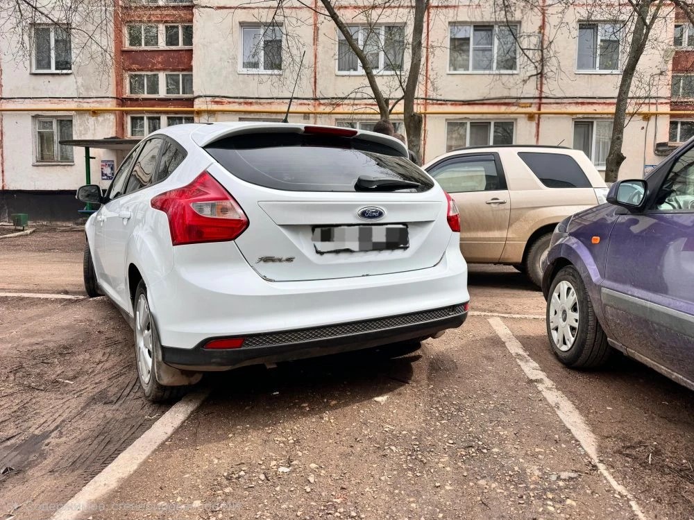 ДТП в Алкино: Ford Focus и Suzuki после столкновения на парковке