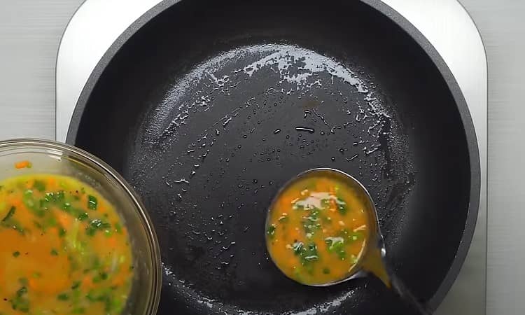 Приготовление японского омлета тамагояки с овощами: шаг 4