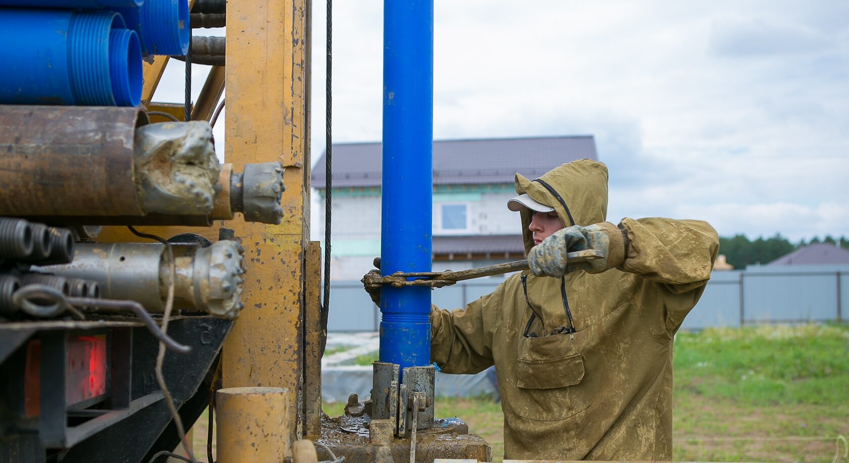 Основные этапы строительства скважины. Схема бурения нефтяных скважин. Строительство эксплуатационной скважины. Технология строительства скважин на нефть и газ. Забой скважины схема.