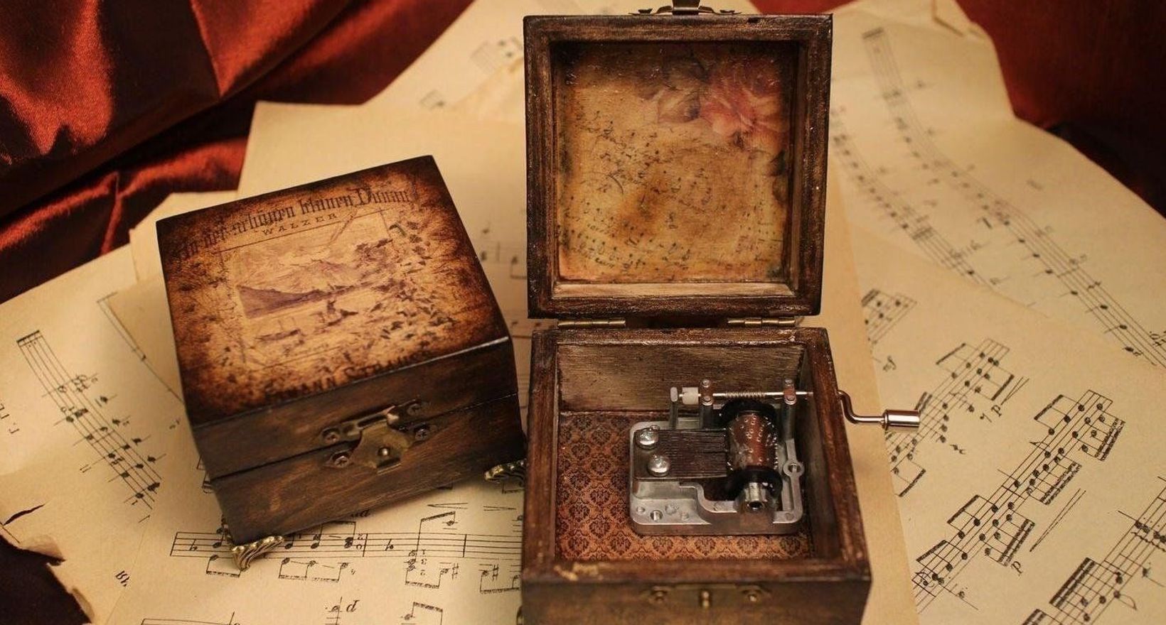 20 августа День музыкальных шкатулок geek hostel