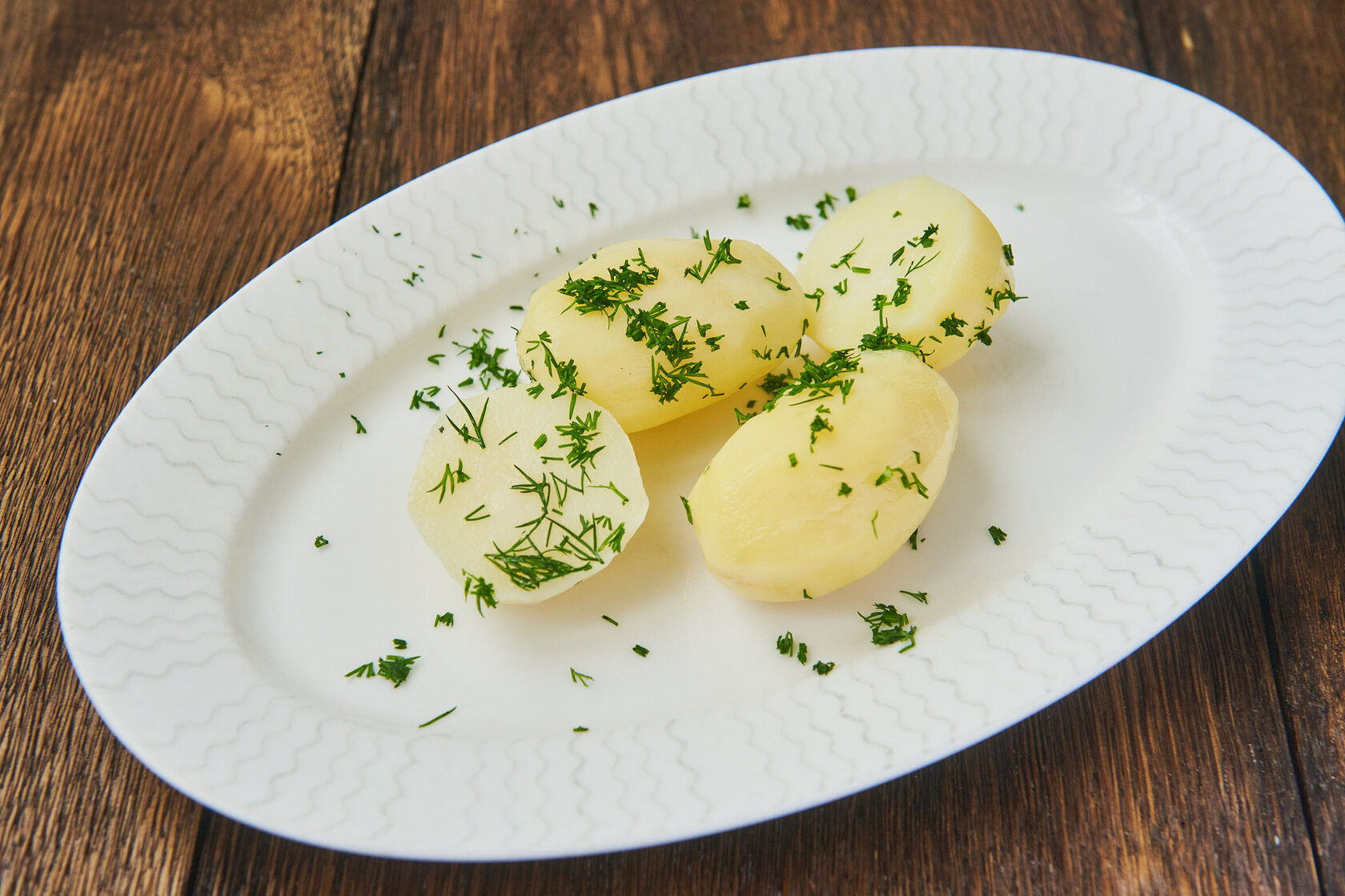 Отварная картошка с маслом и укропом. Картофель отварной. Вареная картошка. Картофель кусочки отварной. Картофель отварной, припущенные овощи.