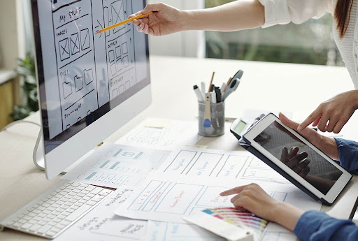 Проджект-менеджер курирует определенный продукт, делегируя обязанности между членами своей команды для успешного выполнения проекта