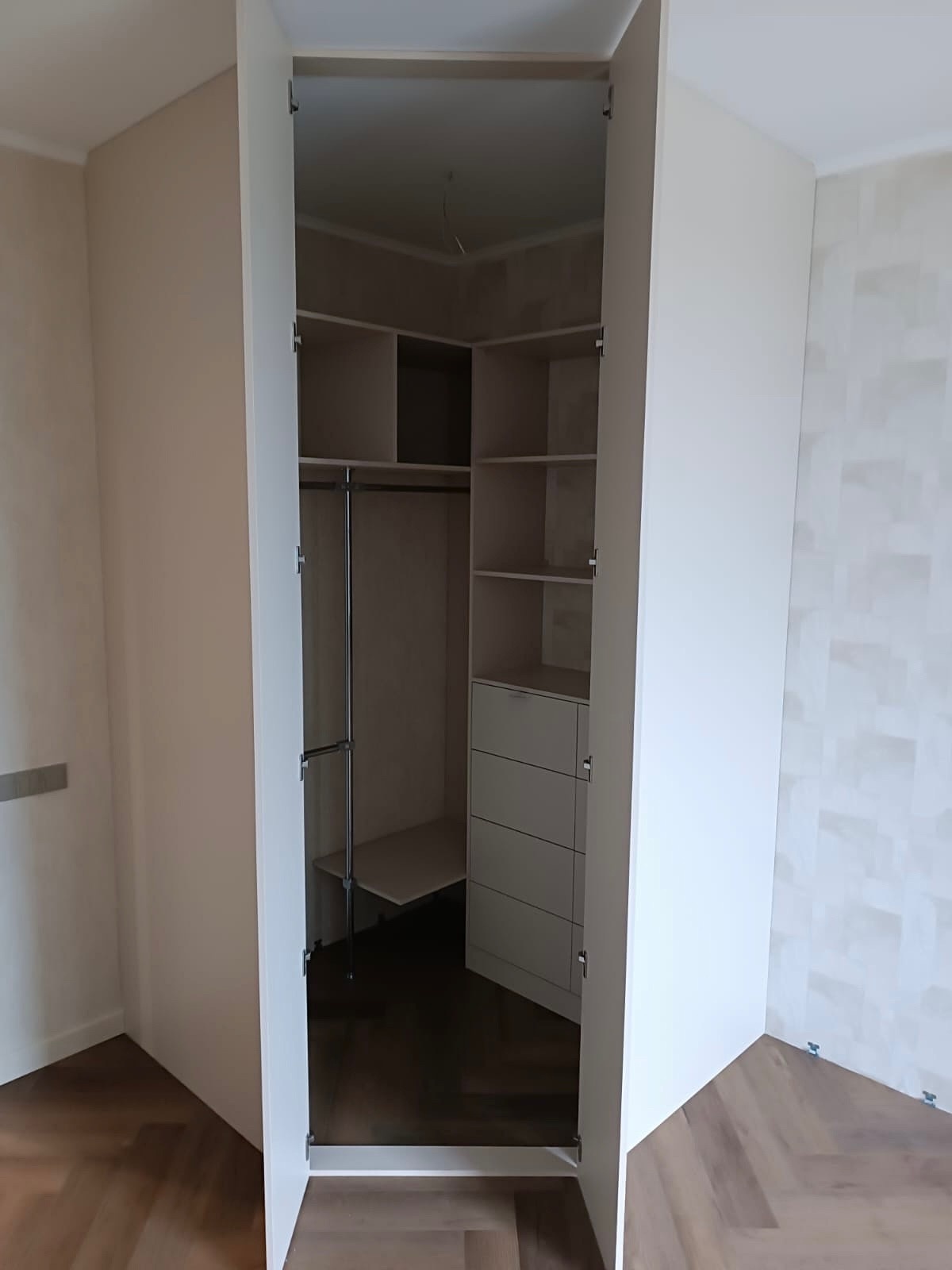 Распашной шкаф из ЛДСП Egger Камель бежевый купить в Санкт-Петербурге