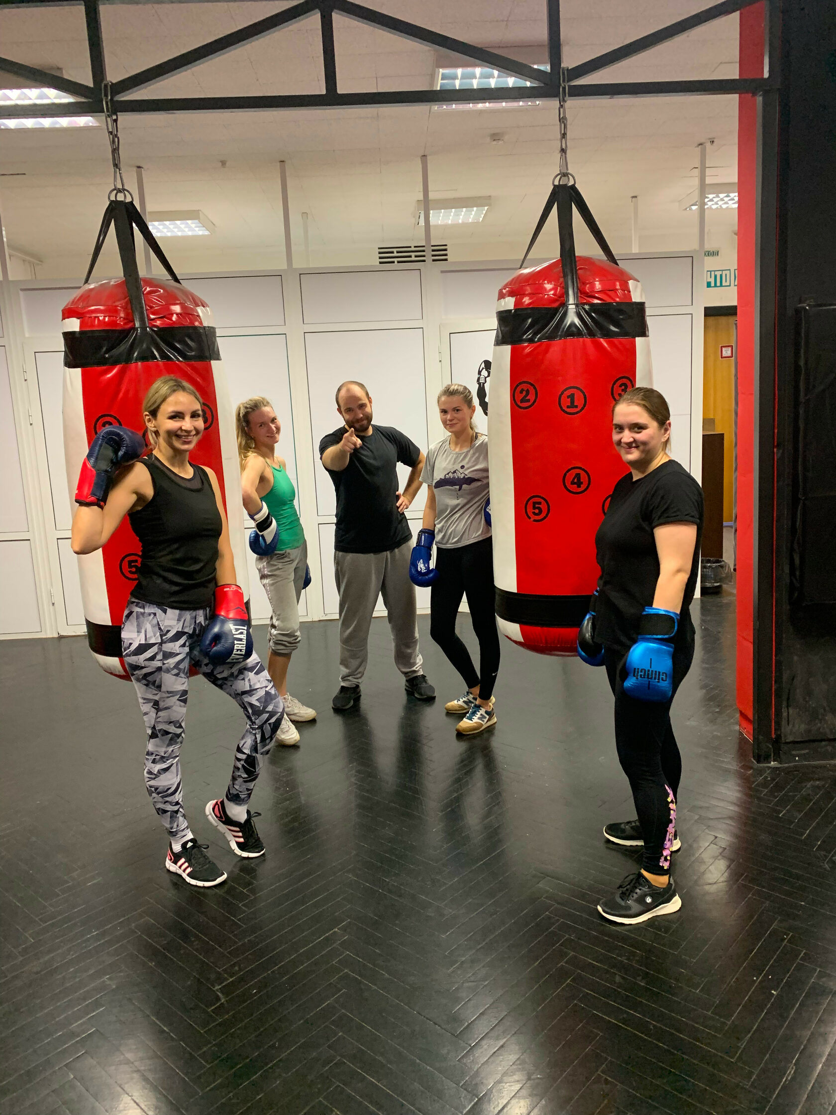 Группа девушек на тренировке Fit Box