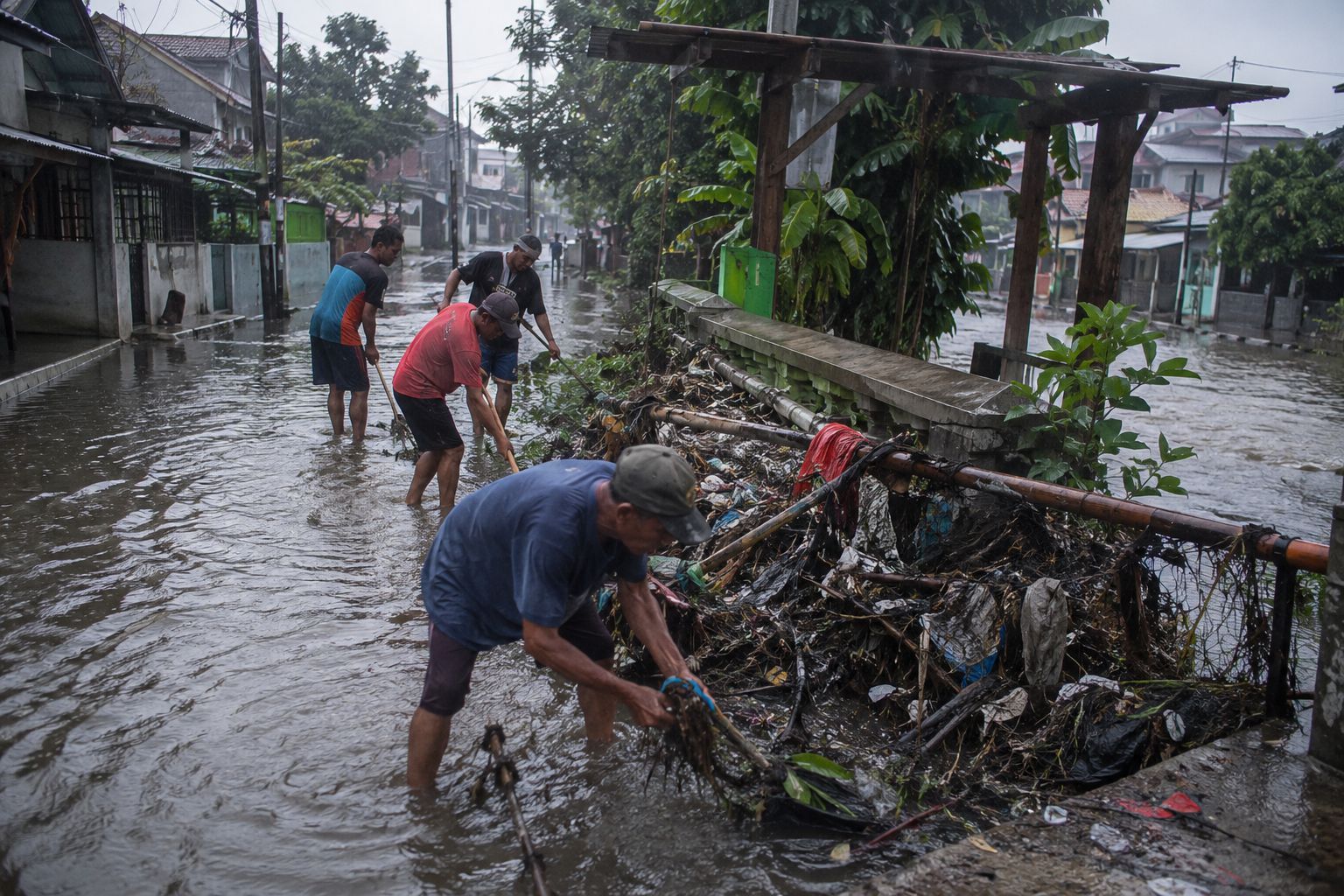 Sampah menyumbat sungai dan memperparah banjir permukiman