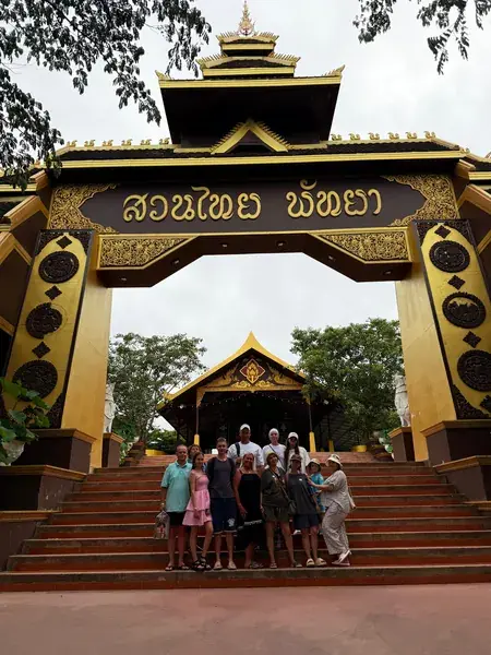Группа туристов у ворот Suanthai Pattaya