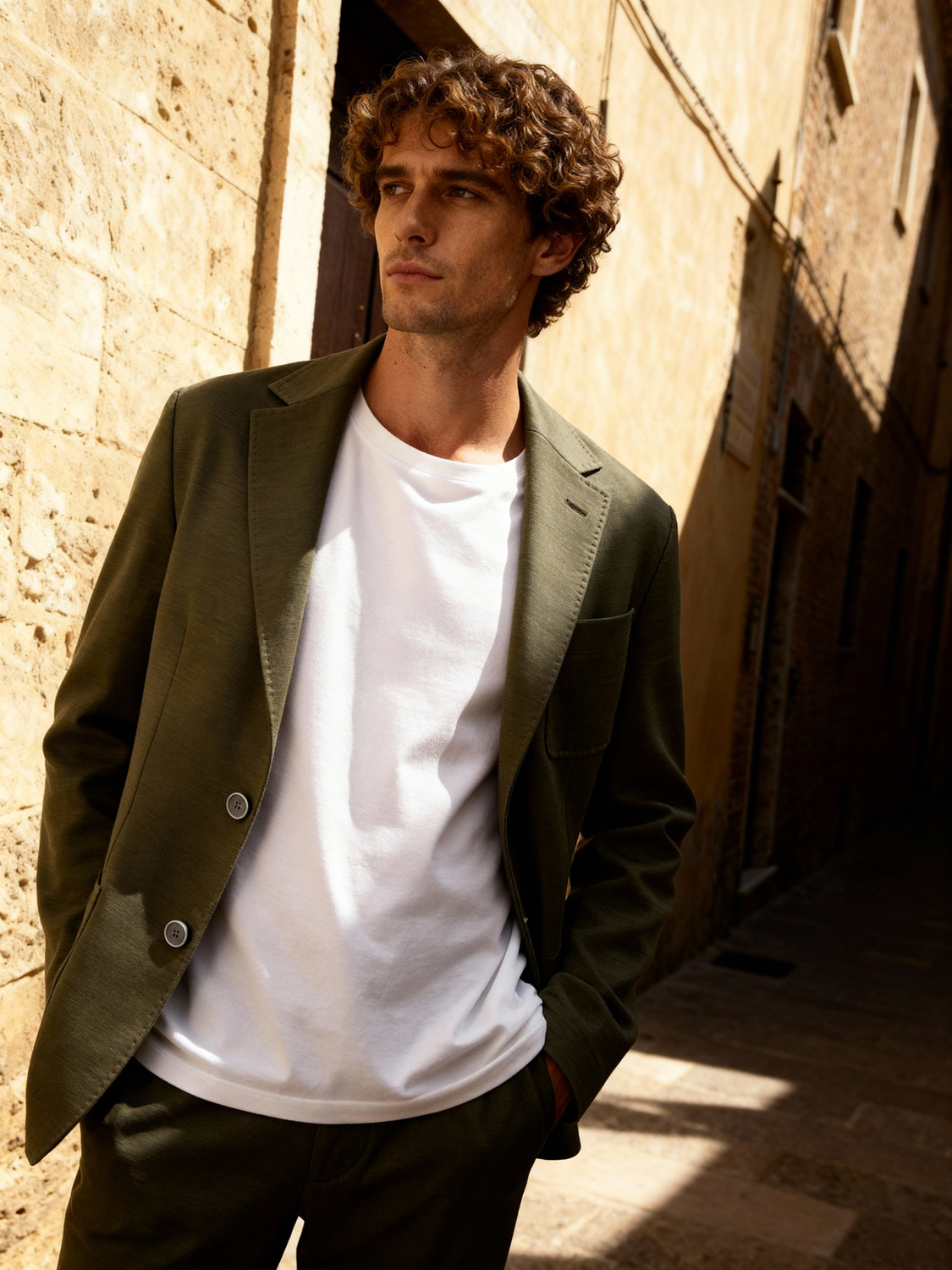 нейрофотосессия юноша в костюме на фоне зданий