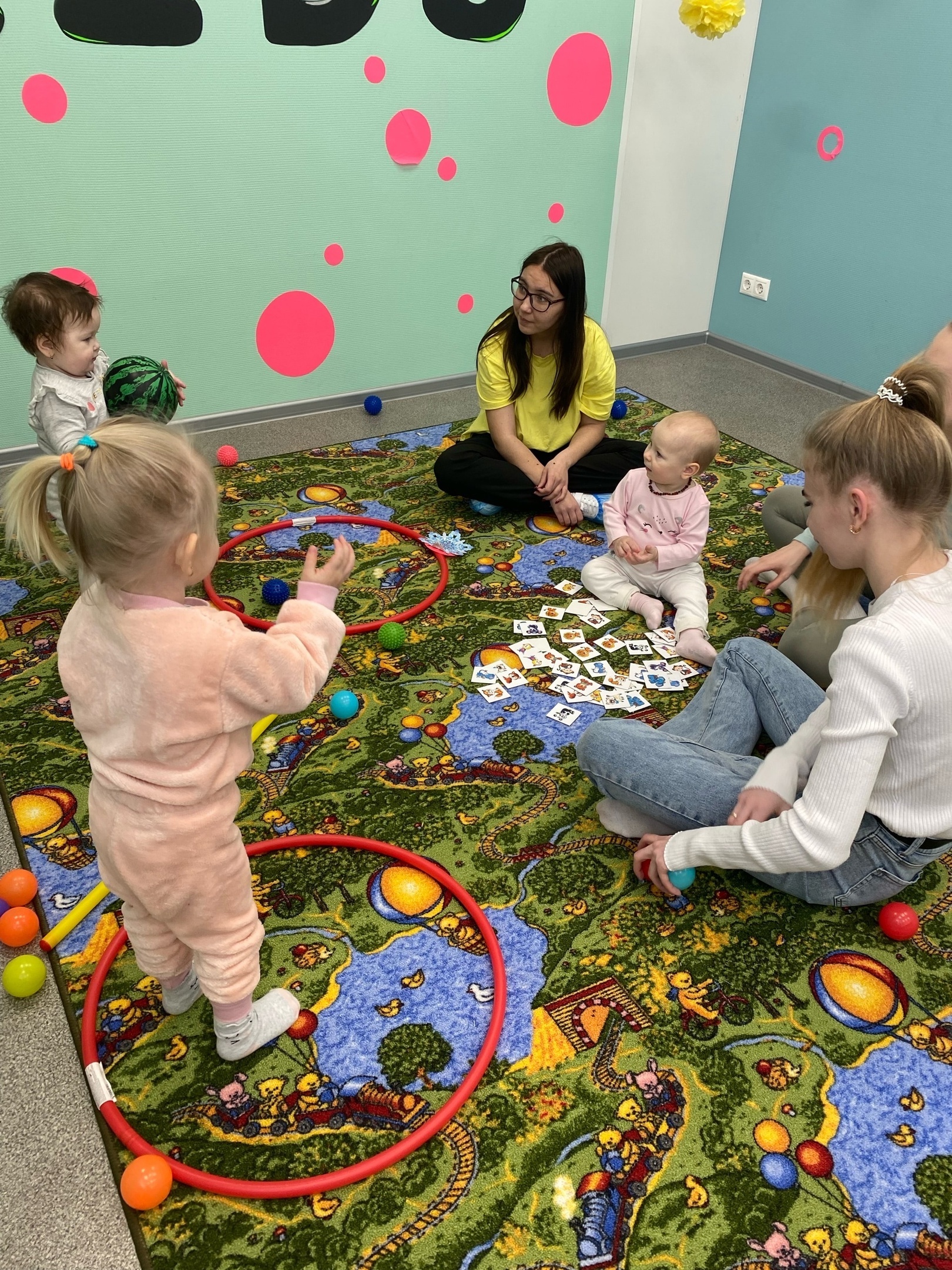 дети с мамами на занятии по раннему развитию в детском центре