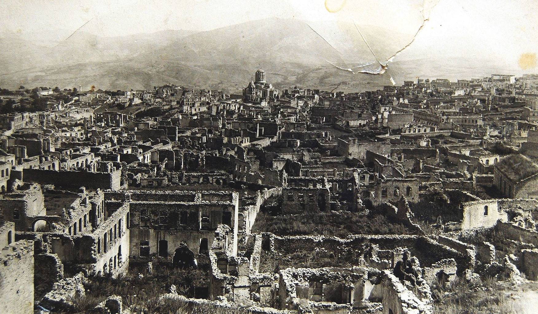 Разрушенный армянский квартал в городе Шуши после резни 1920 года