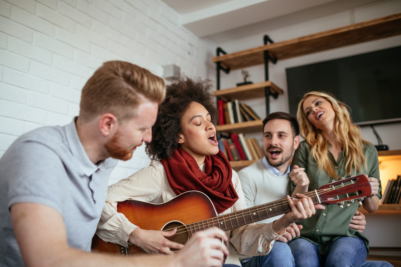 Group singing. Стили вокала. Дети поют под гитару.