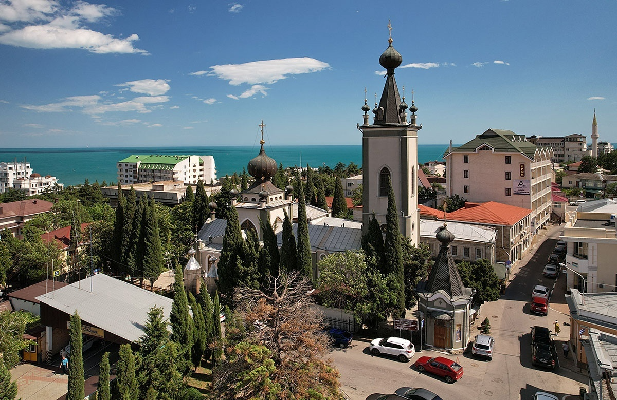 Храм (церковь) всех Крымских святых и Феодора Стратилата в Алуште, Крым:  фото, история, где находится, как добраться, адрес