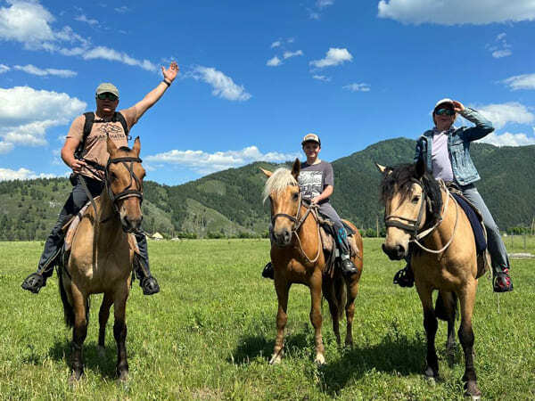 Семейный лагерь - конная прогулка