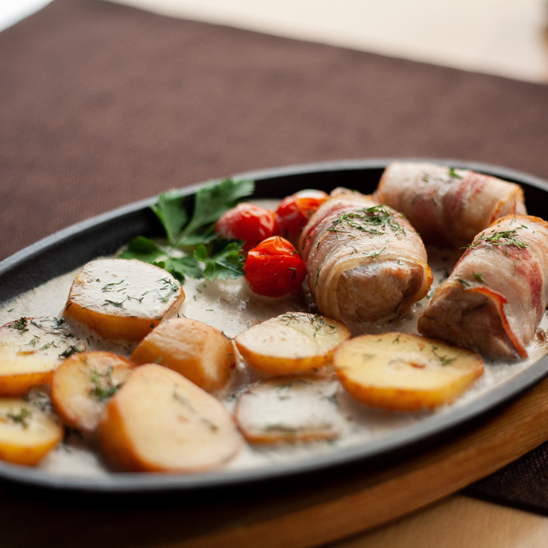 отбивные из свинины в духовке с беконом. свинина под грибным соусом. медальоны из свинины с грибным соусом. медальоны из куриного филе. медальоны с грибами в духовке.