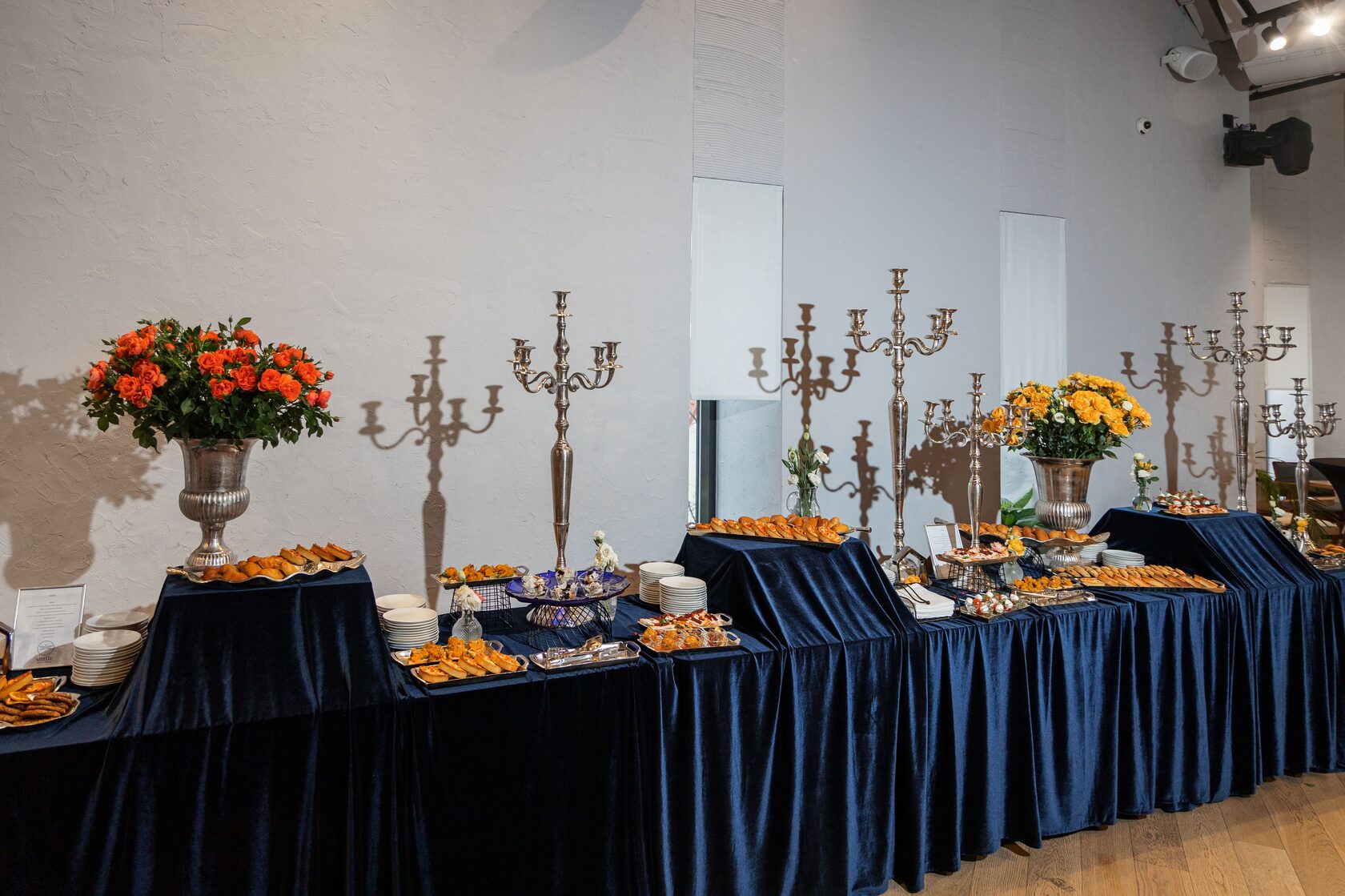 Авторское накрытие стола — премиум сервировка выездного кейтеринга Smile Event Москва