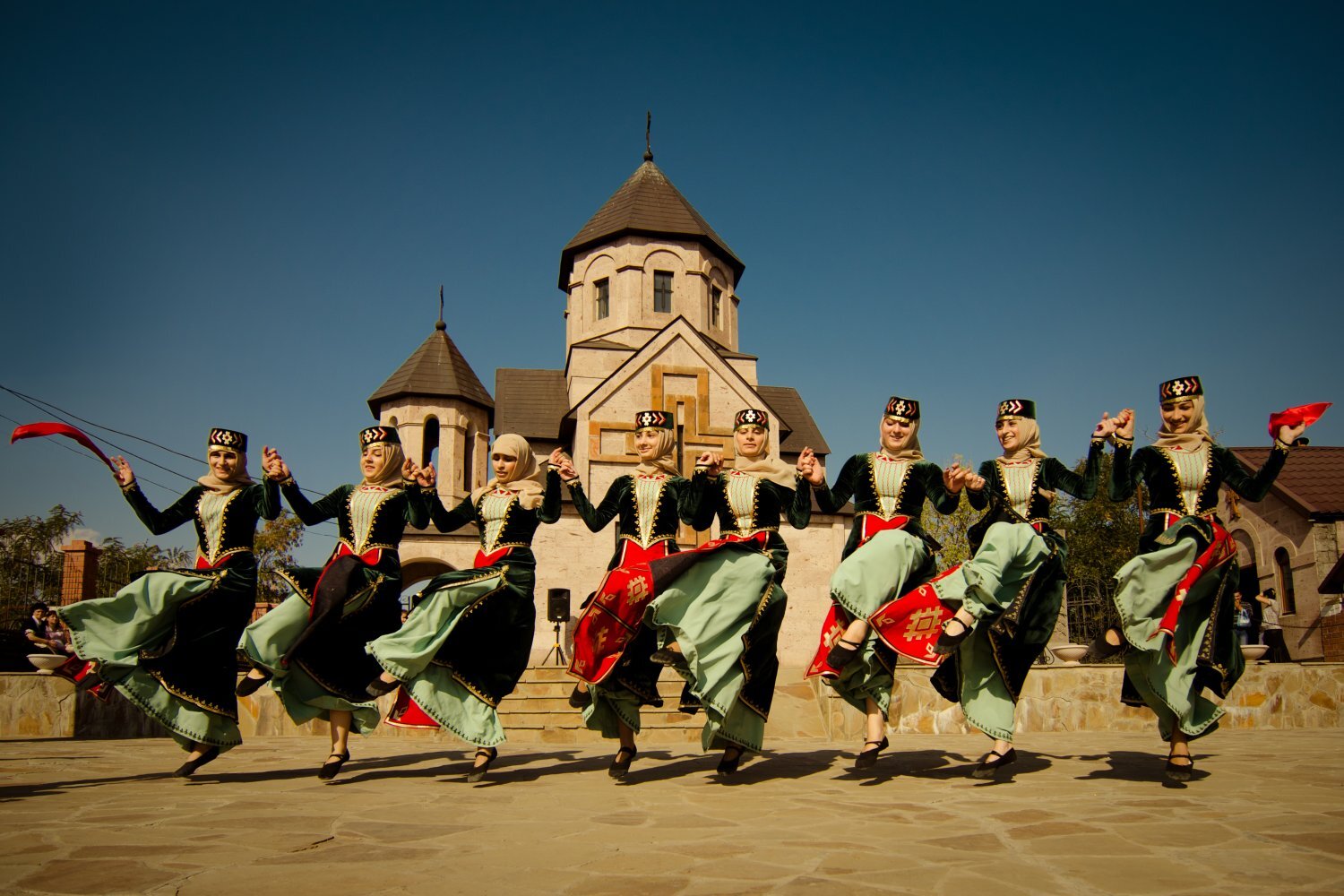 Национальное культурное наследие это. Танец Армении национальный Кочари. Армянский народный танец Кочари. Армения традиции Кочари. Кочари армянский танец ЮНЕСКО.