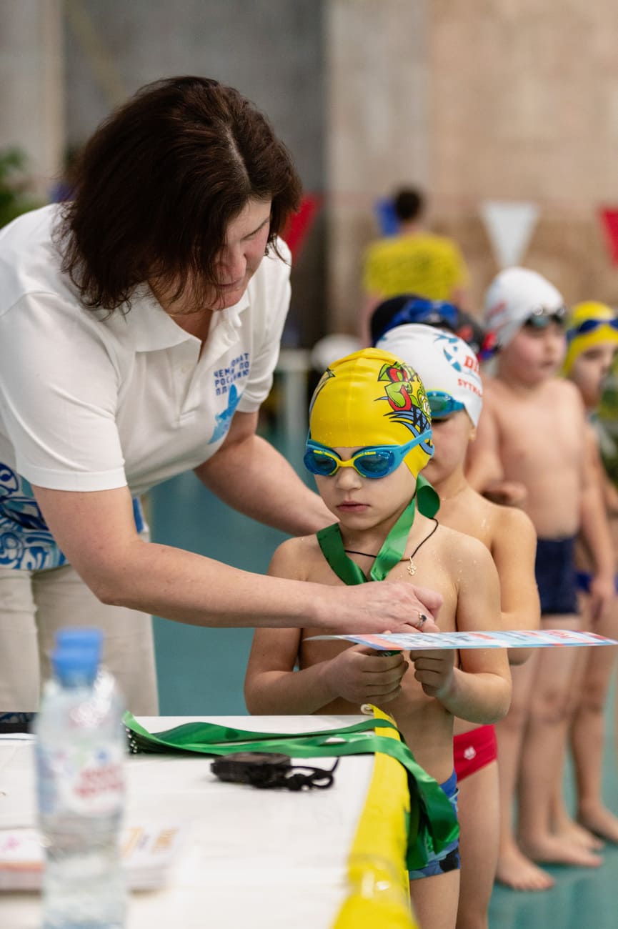 Дистанции в соревнованиях по плаванию для малышей и детей в бассейнах Москвы от школы плавания для детей от 3 до 15 лет Strong Swim