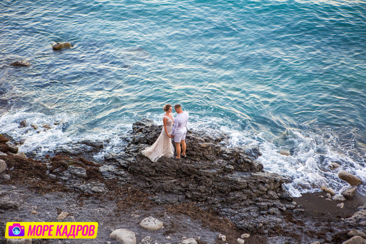 свадебное фото в Судаке, молодожены на берегу моря