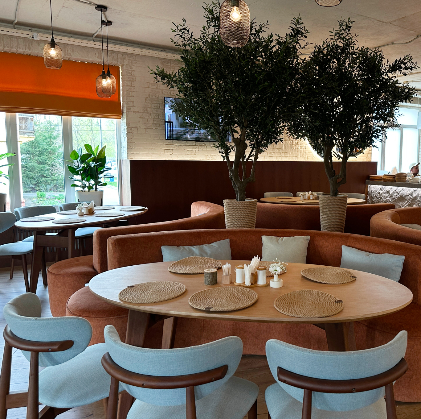 мягкий уголок: диван и стулья для ресторана