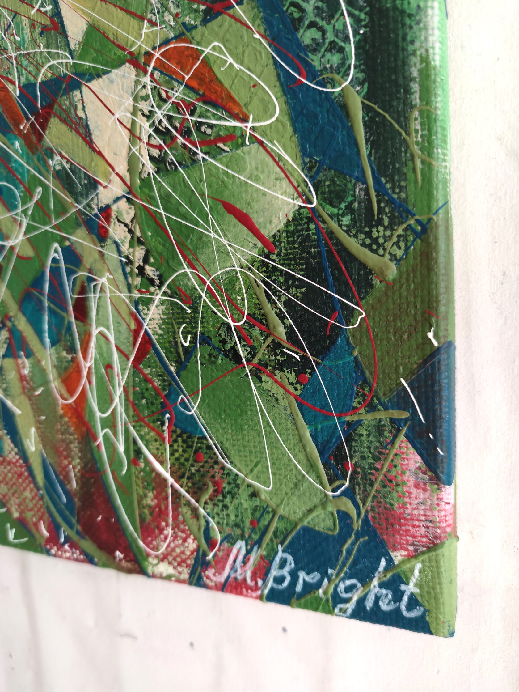 Ярко-зеленая картина на льняном холсте, на фрагменте подпись художницы. Размер 60*60см, написана в технике абстрактного экспрессионизма известной современной художницей Машей Брайт, вид сбоку