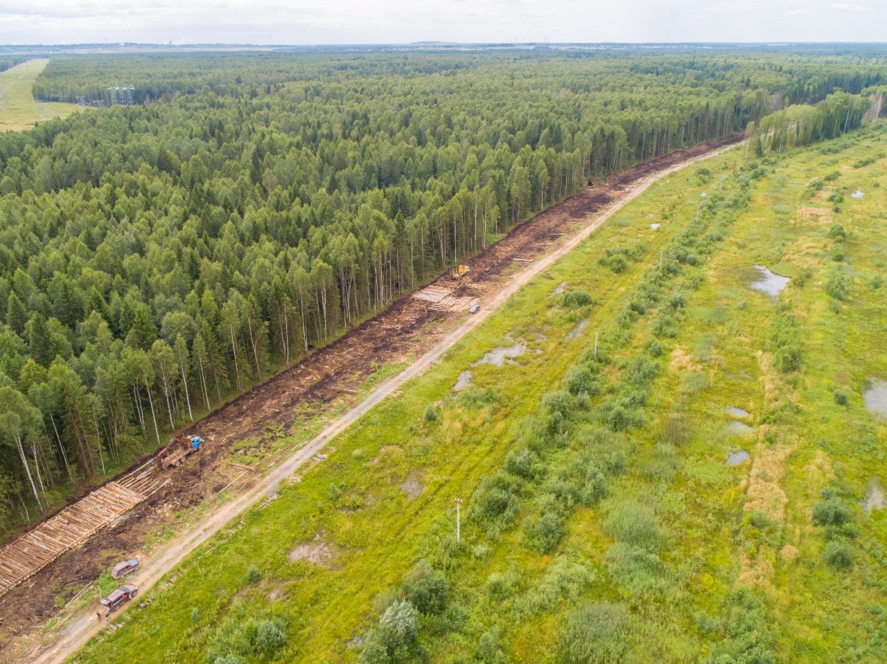 Устройство лежневой дороги с настилом из бревен